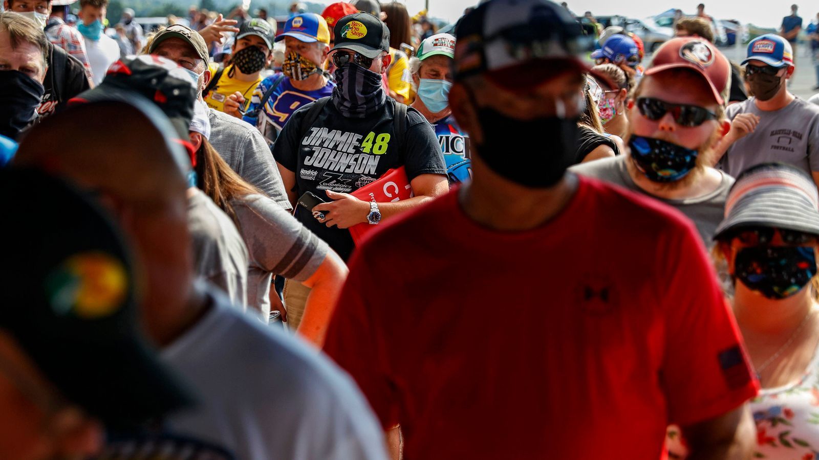 
                <strong>Trotz Coronavirus-Alarm: 20.000 Fans bei der NASCAR</strong><br>
                Die Besucher mussten zunächst einen Mund-Nasen-Schutz tragen, konnten diesen an ihrem Platz aber wieder ablegen. Bilder von der Rennstrecke sorgen angesichts der Zahlen aus den USA aber ganz generell für Stirnrunzeln.
              