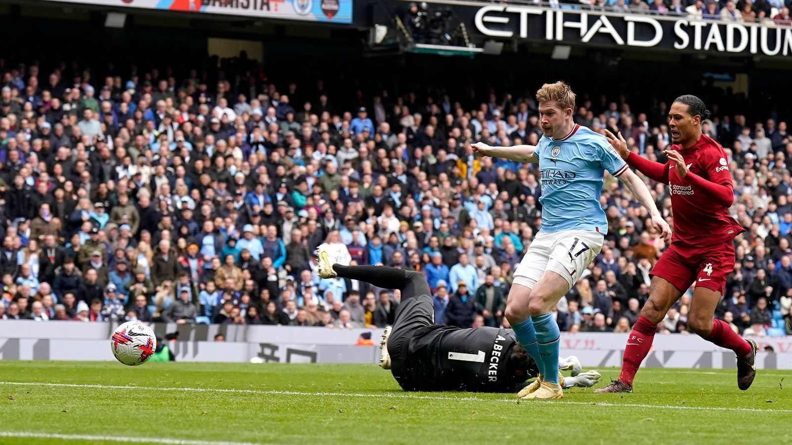 
                <strong>Manchester City gegen FC Liverpool: Schlüsselszenen des Spitzenspiels</strong><br>
                Perfekter Start in die zweite Hälfte für City: Nach nur 53 Sekunden schlossen die Gastgeber einen sehenswerten Angriff über Riyad Mahrez und Kevin De Bruyne, der in der Mitte abschloss, zum 2:1 ab. Diesmal gab es für die Reds die kalte Dusche.
              