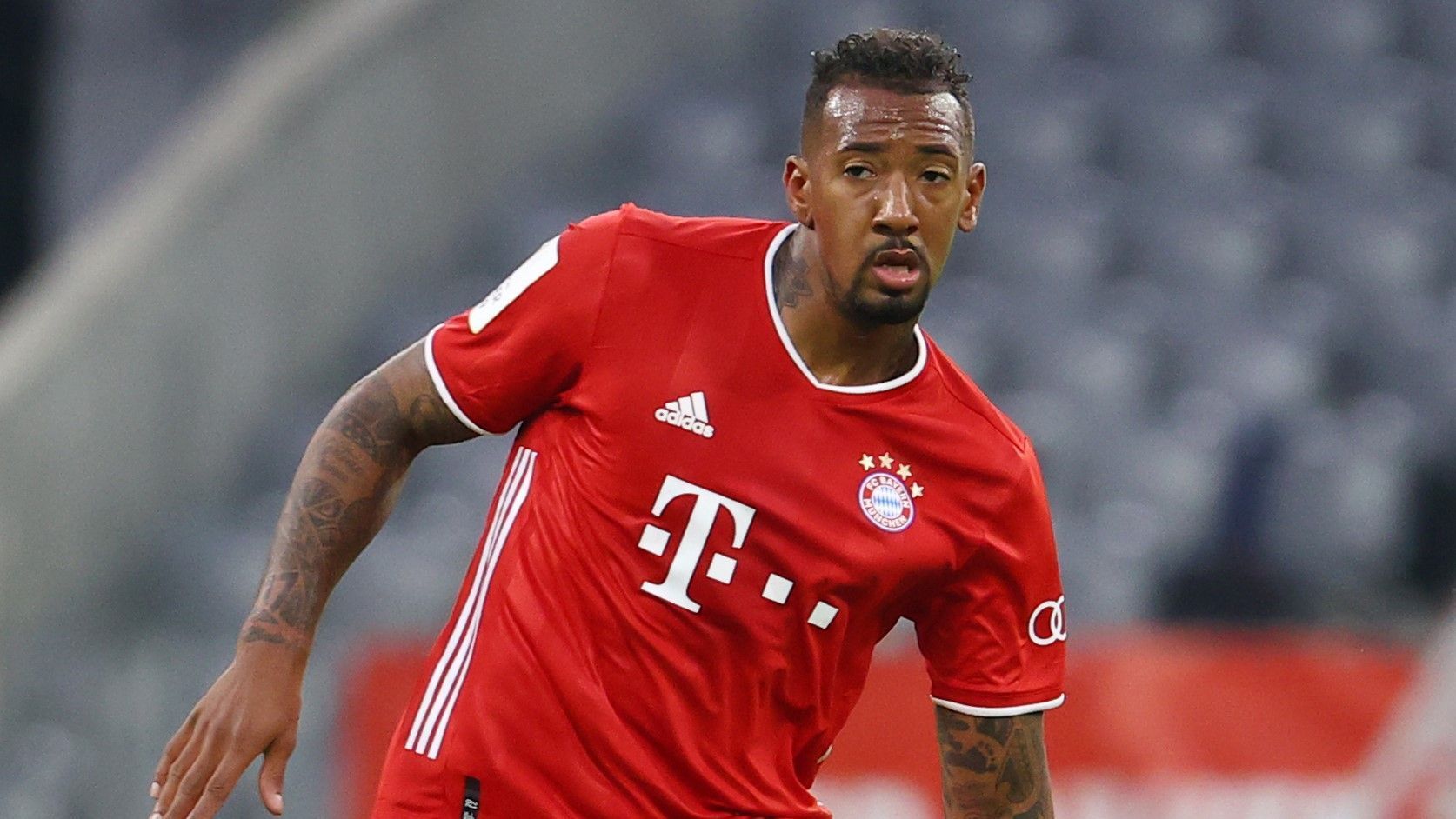 
                <strong>Jerome Boateng</strong><br>
                Immer wieder mit intelligenten Bewegungen und wichtigen Zweikämpfen. Sehr bemüht, die wackelnde Bayern-Abwehr zusammenzuhalten. Seine langen Bälle kommen nicht so präzise wie in den Vorwochen, womit den Münchnern gerade im ersten Durchgang die Entlastung im Aufbauspiel fehlt. Die langen Bälle der Gladbacher hinter die Kette sorgen dafür häufig für Gefahr. ran-Note: 
              