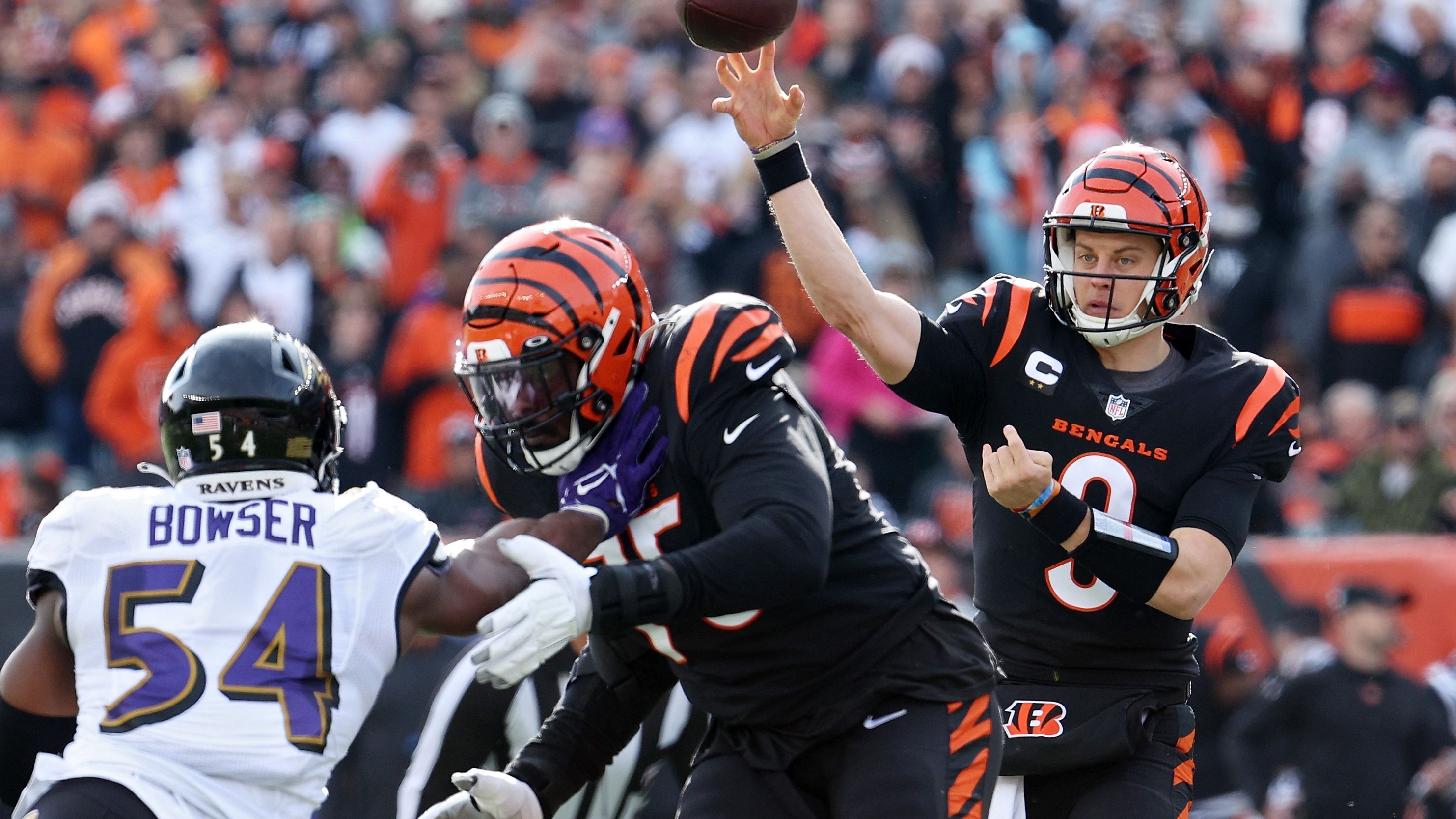 
                <strong>Gewinner: Cincinnati Bengals</strong><br>
                Überragende Woche für die Cincinnati Bengals. Mit 41:21 bezwang das Team Division-Rivale Baltimore Ravens und setzte sich damit an die Spitze der AFC North. Quarterback Joe Burrow erlebte dabei einen absoluten Sahnetag und warf für insgesamt 525 Passing Yards - der viertbeste Wert in der NFL-Historie. Zum absoluten Rekord fehlten dem 25-Jährigen lediglich 29 Yards. Der diesjährige Erstrundenpick Ja'Marr Chase fing sieben Pässe für 125 Receiving Yards. Receiver-Kollege Tee Higgins machte es noch besser und verzeichnete zwölf Receptions für 194 Receiving Yards und zwei Touchdowns.
              