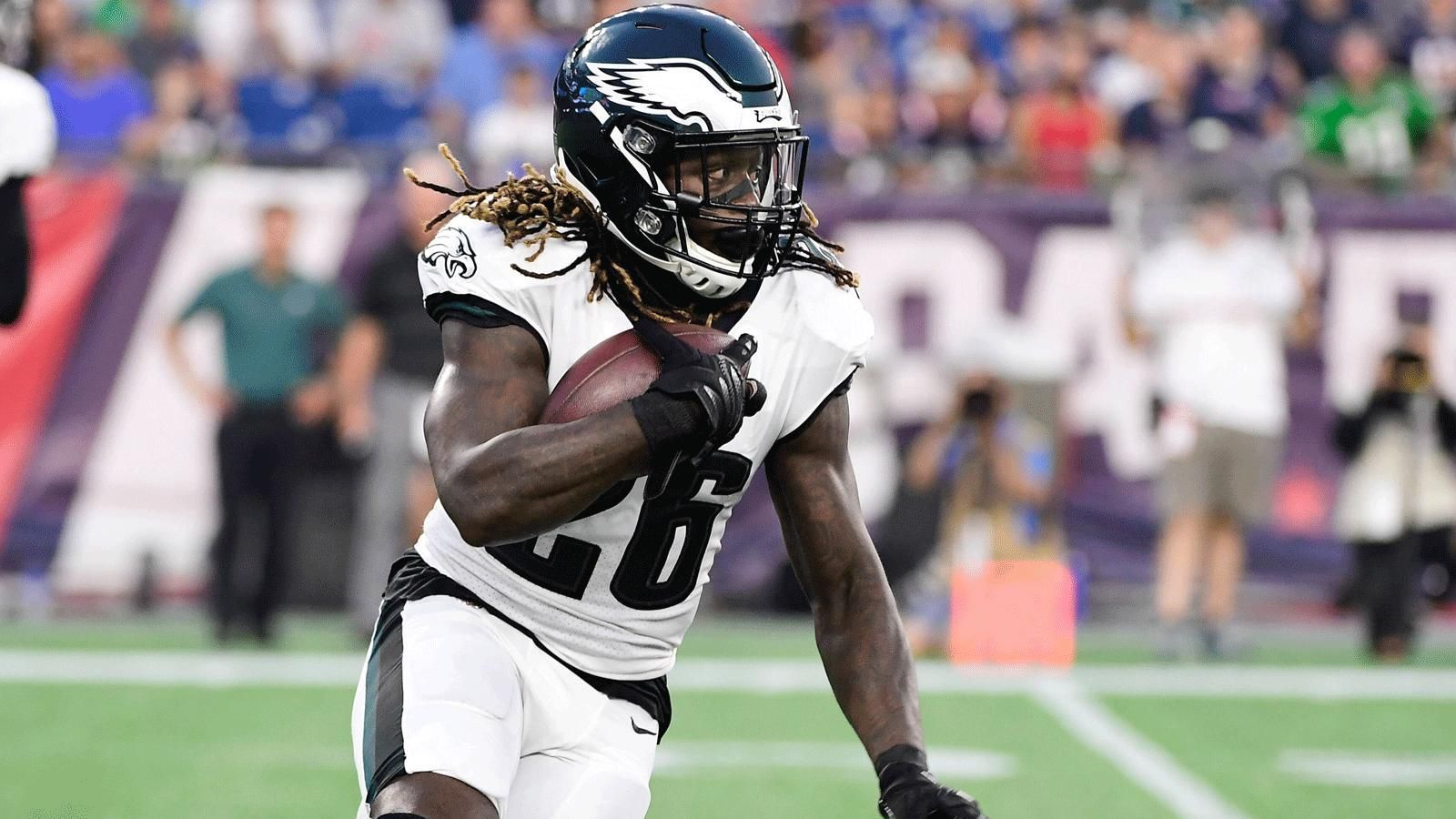 
                <strong>Running Back / Eagles</strong><br>
                Und bei den Eagles? Nach dem Weggang von LeGarrette Blount dürfte Jay Ajayi (Foto) die meisten Bälle bekommen. Dieser plagte sich bis Montag zwar noch mit einer Fußverletzung herum, befindet sich aber seit Dienstag wieder voll im Training.Fazit: Das Laufspiel der Falcons ist breiter aufgestellt und schwerer auszurechnen. Das heißt: 2:0 für die Falcons.
              