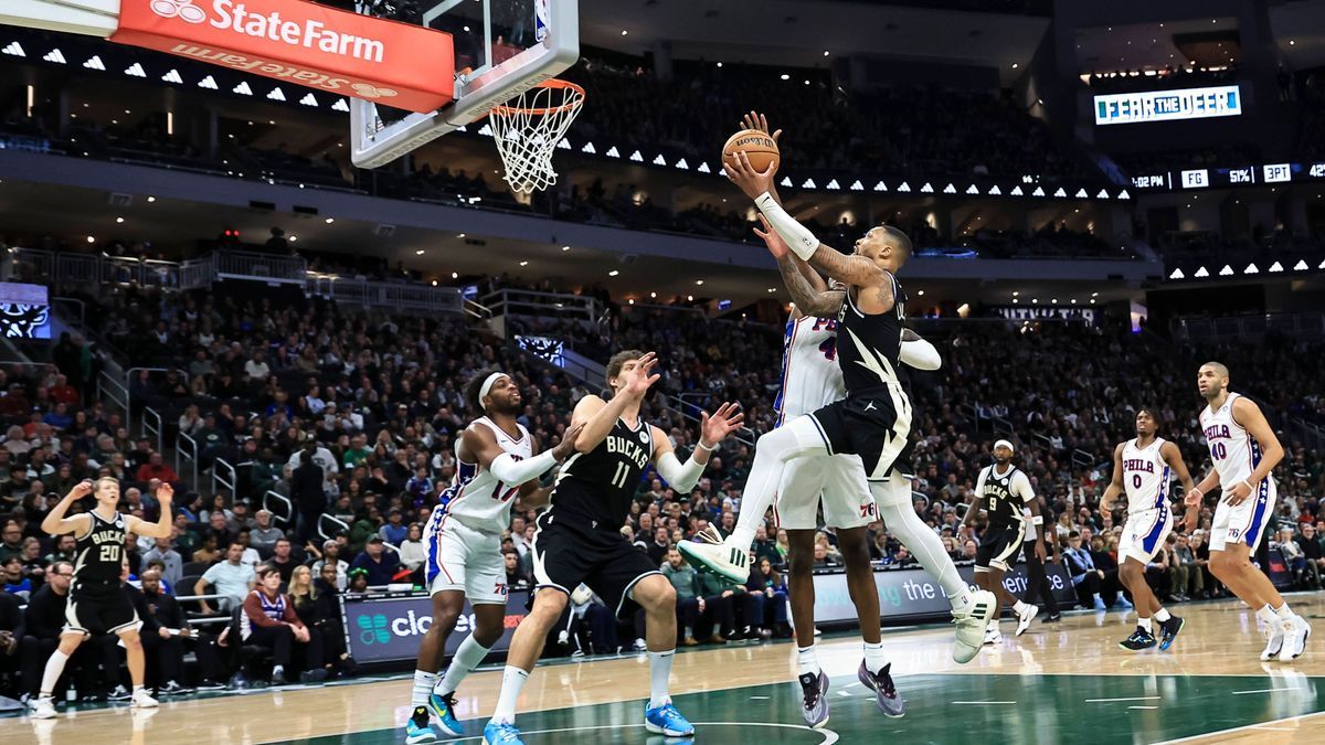 (240315) -- MILWAUKEE, March 15, 2024 -- Milwaukee Bucks guard Damian Lillard (top R) drives to the basket against Philadelphia 76ers forward Paul Reed (top L) during the NBA, Basketball Herren, US...