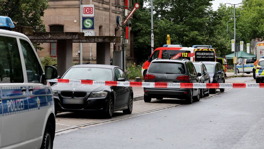 Der Angreifer sei trotz "fortlaufender medizinischer Versorgung" noch vor Ort an seinen Verletzungen gestorben.