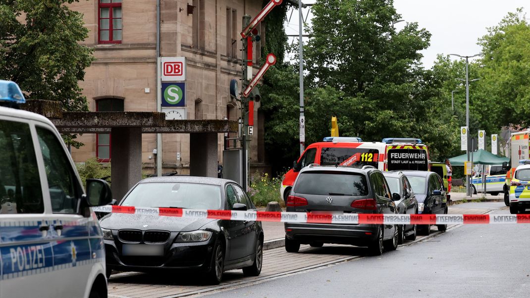 Der Angreifer sei trotz "fortlaufender medizinischer Versorgung" noch vor Ort an seinen Verletzungen gestorben.