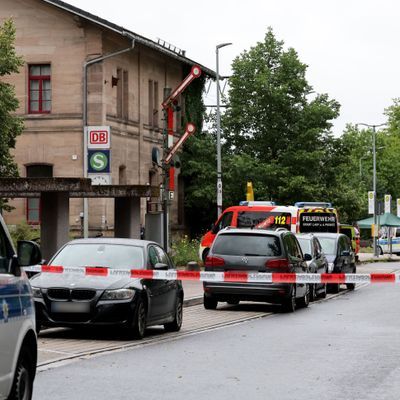 Der Angreifer sei trotz "fortlaufender medizinischer Versorgung" noch vor Ort an seinen Verletzungen gestorben.