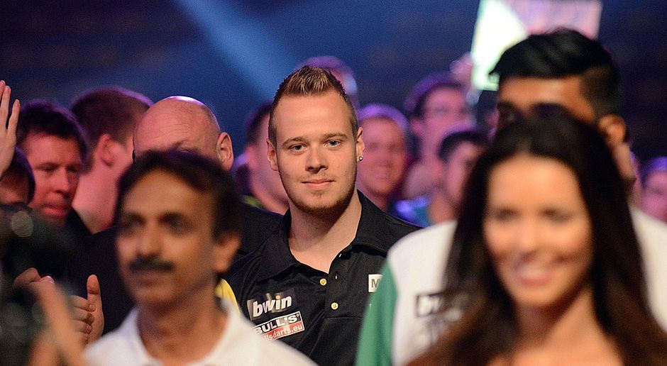 
                <strong>Max-2</strong><br>
                Hopp stammt aus dem hessischen Idstein. Bereits im Alter von 13 Jahren nahm er an internationalen Darts-Turnieren teil und sicherte 2011 seinen ersten Jugendeuropameister-Titel im Einzel. Doch damit sollte seine Reise erst beginnen …
              