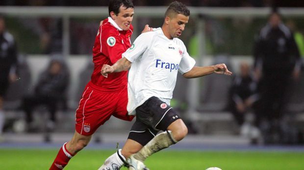 
                <strong>Linkes Mittelfeld - Benjamin Köhler</strong><br>
                Linkes Mittelfeld - Benjamin Köhler: Der gebürtige Berliner stand im Pokal-Endspiel 2006 ebenfalls in der Frankfurter Startelf. Es war einer von insgesamt 257 Pflichtspiel-Einsätzen Köhlers für die Hessen (33 Tore), bei denen er zwischen Sommer 2004 und Januar 2013 spielte. Mittlerweile lebt der 36-Jährige nach der Zwischenstation Kaiserslautern wieder in Berlin und spielt nach überstandener Krebs-Erkrankung für Zweitligist Union. Aktuell fehlt der Routinier wegen einer Knieverletzung, hat den Krebs aber glücklicherweise besiegt.
              