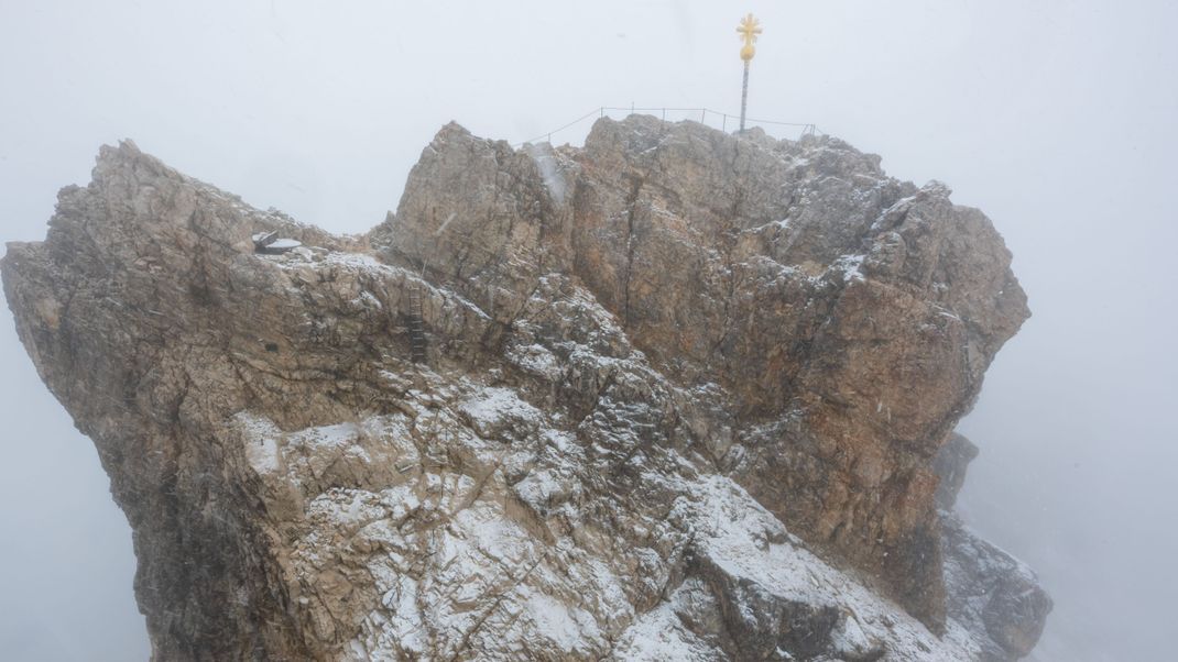 Nur mit Sneakern und Jogginghosen bekleidet, mussten zwei Bergwanderer mitten im Schneegestöber von der Zugspitze gerettet werden.