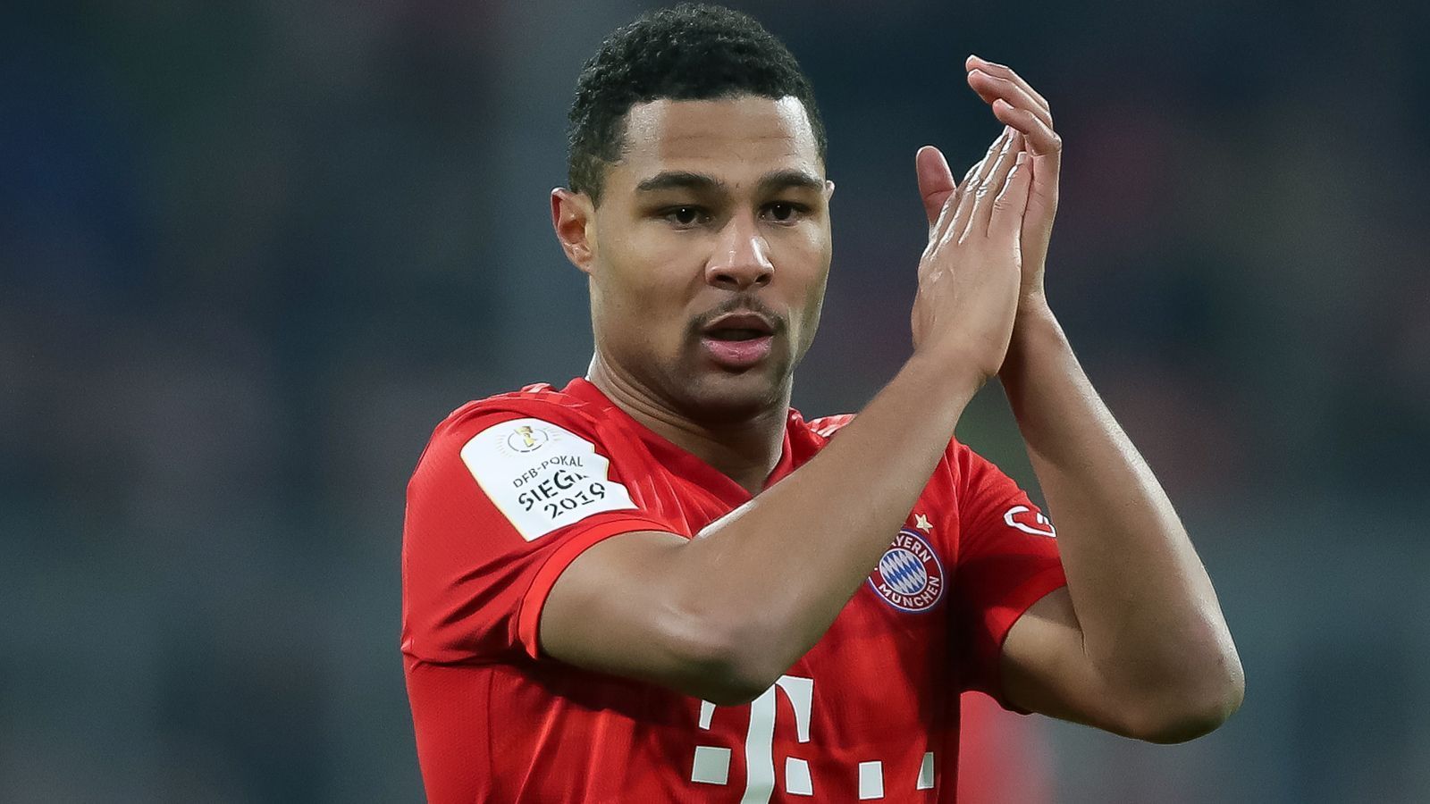 
                <strong>Serge Gnabry</strong><br>
                Kommt für Perisic in die Partie und bleibt bis auf seine Torbeteiligung zum 5:2 weitestgehend unauffällig. Beim Tor zeigt er jedoch seine ganze Klasse, nachdem er einen steilen Pass mit seiner hohen Geschwindigkeit erläuft und an Trapp vorbeispitzelt. ran-Note: 
              