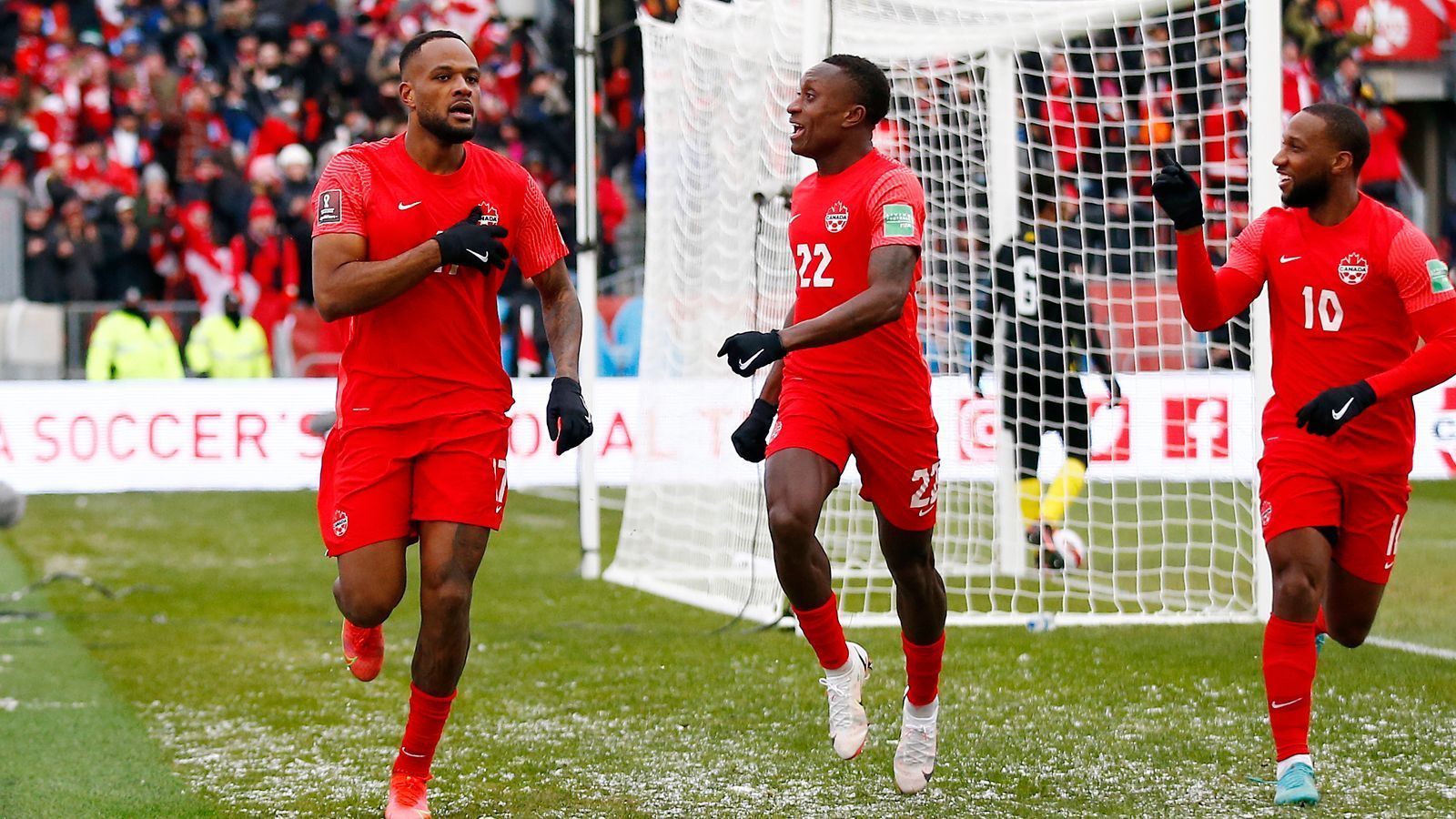 
                <strong>Cyle Larin (Besiktas Istanbul)</strong><br>
                Wie Davies, so hat auch Stürmer Cyle Larin seine ersten Schritte als Profi in der nordamerikanischen MLS gemacht und sich dort auf eine Karriere in Europa vorbereitet. Der 26-Jährige startete in Orlando durch und spielt heute für Besiktas Istanbul. Mit 13 Toren ist er im Rahmen der noch laufenden CONCACAF-WM-Qualifikation sogar der Führende der Torschützenliste. Beim 4:0-Sieg zuletzt gegen Jamaika erzielte Larin, der selbst jamaikanische Wurzeln hat, den Treffer zum 1:0.
              