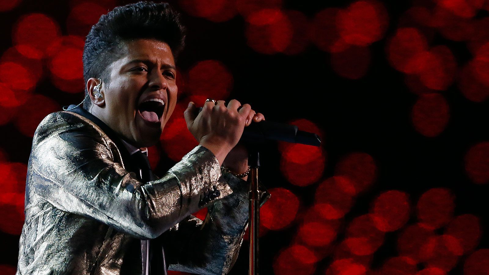 <strong>2014: Bruno Mars</strong><br>
                Im Jahr 2014 rocken Bruno Mars und die Red Hot Chilli Peppers die Halbzeit beim Super Bowl zwischen den Denver Broncos und den Seattle Seahawks.
