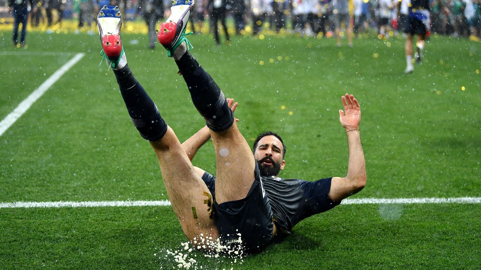 
                <strong>Adil Rami (Frankreich)</strong><br>
                Seinen letzten großen Auftritt hat Adil Rami im WM-Finale. Allerdings erst nach dem Abpfiff. Der Abwehrspieler, der keine einzige Minute in Russland zum Einsatz kommt, tritt - oder besser gesagt rutscht - in die Nationalmansnchaftsrente. Nach 35 Länderspielen im Trikot der Equipe Tricolore tritt er als Weltmeister ab.
              