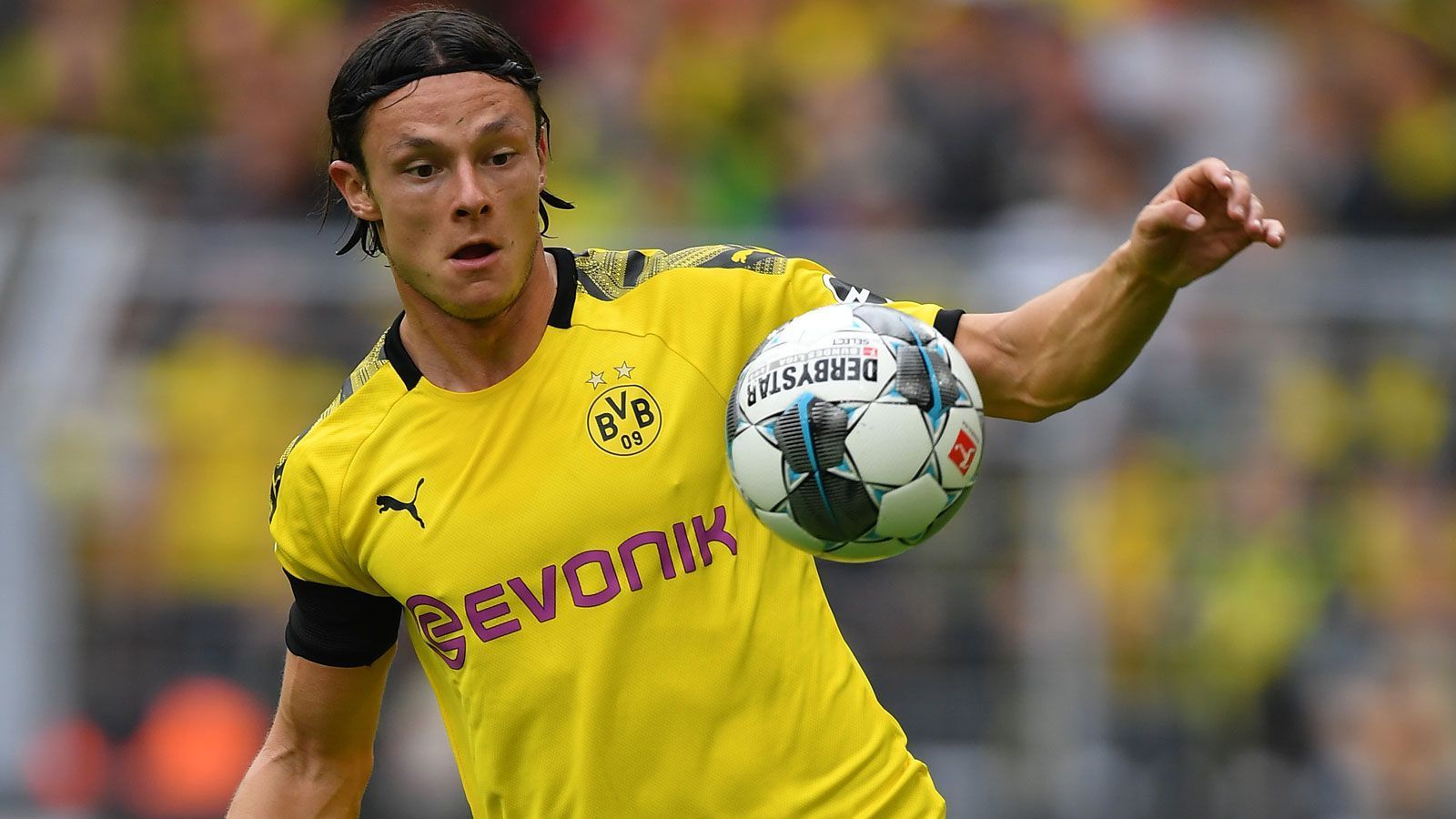 
                <strong>Nico Schulz</strong><br>
                beim BVB seit: 2019Vertrag bis: 2024Nico Schulz soll zu den drei Profis zählen, denen trotz Kontrakts über den Sommer hinaus bei einem entsprechenden Angebot keine Steine in den Weg gelegt würden. Der Nationalspieler war erst vor der Spielzeit für 25,5 Millionen Euro von 1899 Hoffenheim verpflichtet worden, habe sich aber als "klare Fehlinvestition" entpuppt. Größtes Manko sei die Rückwärtsbewegung. In diesem Jahr kam Schulz nur beim Pokal-Aus in Bremen zum Einsatz. Das Duell um den Posten als Linksverteidiger hat er gegen Raphael Guerreiro verloren, der im Herbst für drei weitere Jahre unterschrieb.
              