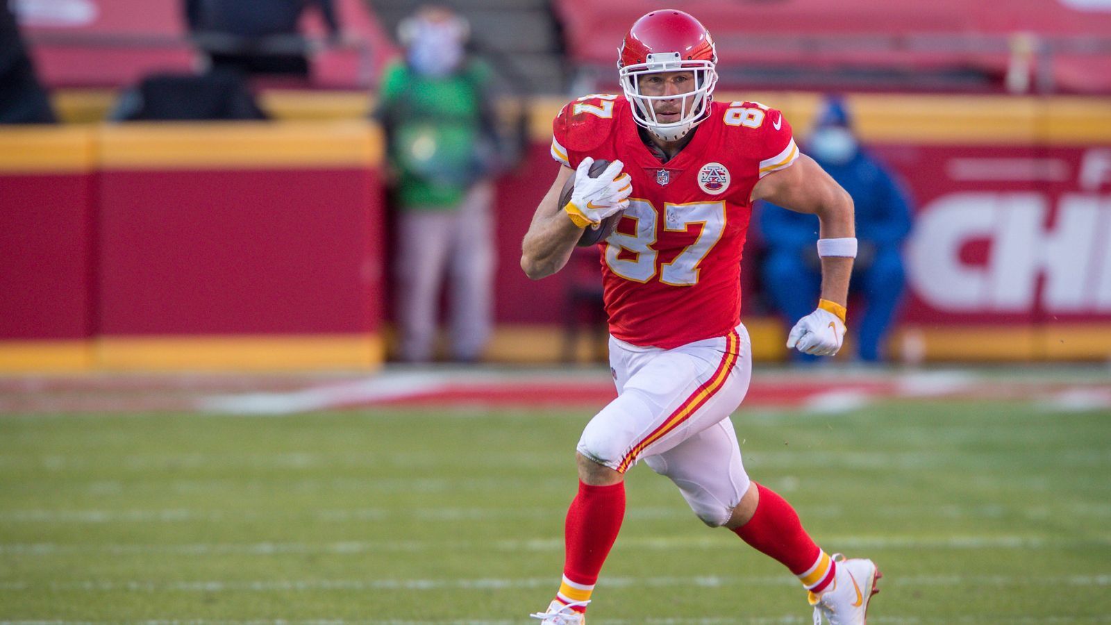 
                <strong>Tight End</strong><br>
                Travis Kelce (Kansas City Chiefs), 50 Stimmen - 2nd Team: -
              