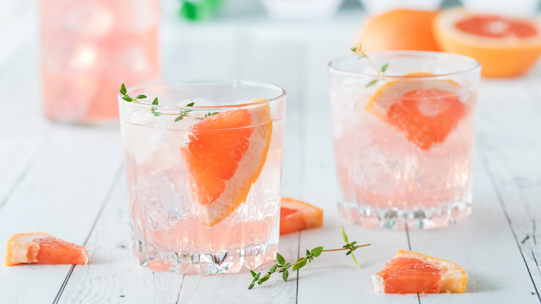 Erfrischend, lecker, spritzig: Der Pomello Spritz ist ein perfekter Drink für warme Tage.