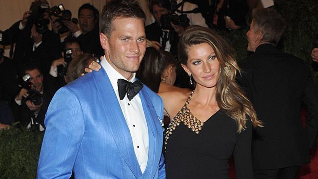 
                <strong>Tom Brady und Gisele Bündchen</strong><br>
                Aber nicht nur Fußballerfrauen mischen sich ein... 2012 verloren die New England Patriots den Superbowl gegen die New York Giants. Die Receiver der Patriots ließen den Ball das eine oder andere Mal fallen, was Super-Model Gisele Bündchen auf den Plan rief, die die Mitspieler ihres Ehemannes Tom Brady hart kritisierte.
              