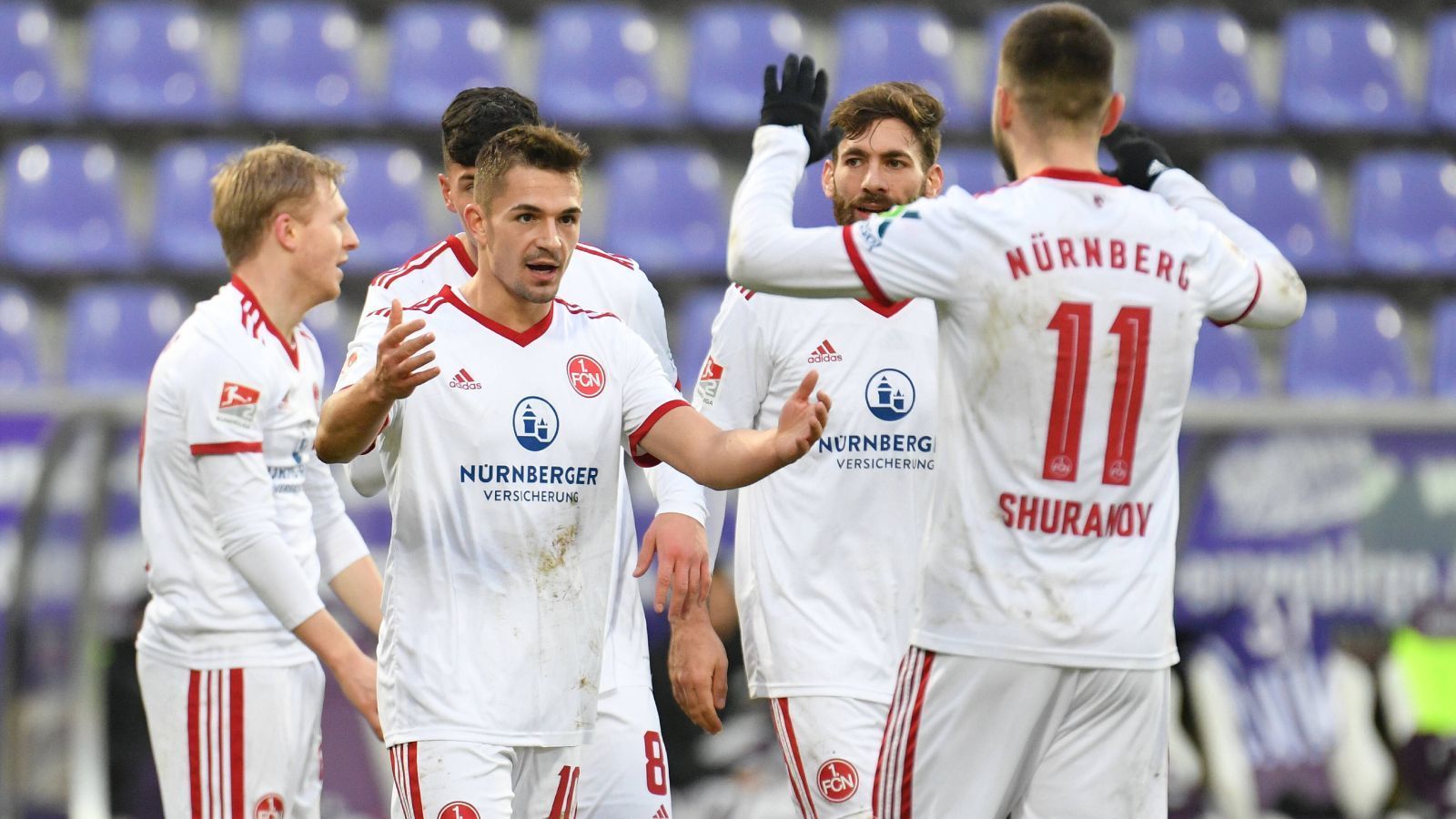 
                <strong>Platz 5: 1. FC Nürnberg (30 Punkte)</strong><br>
                Mit 30 Zählern steht der 1. FC Nürnberg punktgleich mit dem drittplatzierten HSV auf Rang fünf. Logischerweise stellen die Journalisten rund um "den Club" auch die Frage nach dem Aufstieg. Davon will Trainer Robert Klauß aber nichts wissen: "Das interessiert mich überhaupt nicht", entgegnete er diesen Fragen nahezu genervt. "Es geht nur darum, dass wir den Auftakt gegen Paderborn gewinnen." Understatement tut dem FCN wohl auch gut, stand er noch vor weniger als drei Jahren auf der Kippe zur 3. Liga. Wenn "der Club" weiter solide und bodenständig arbeitet, stehen guten Leistungen und damit einer guten Tabellenposition nichts mehr im Weg.
              