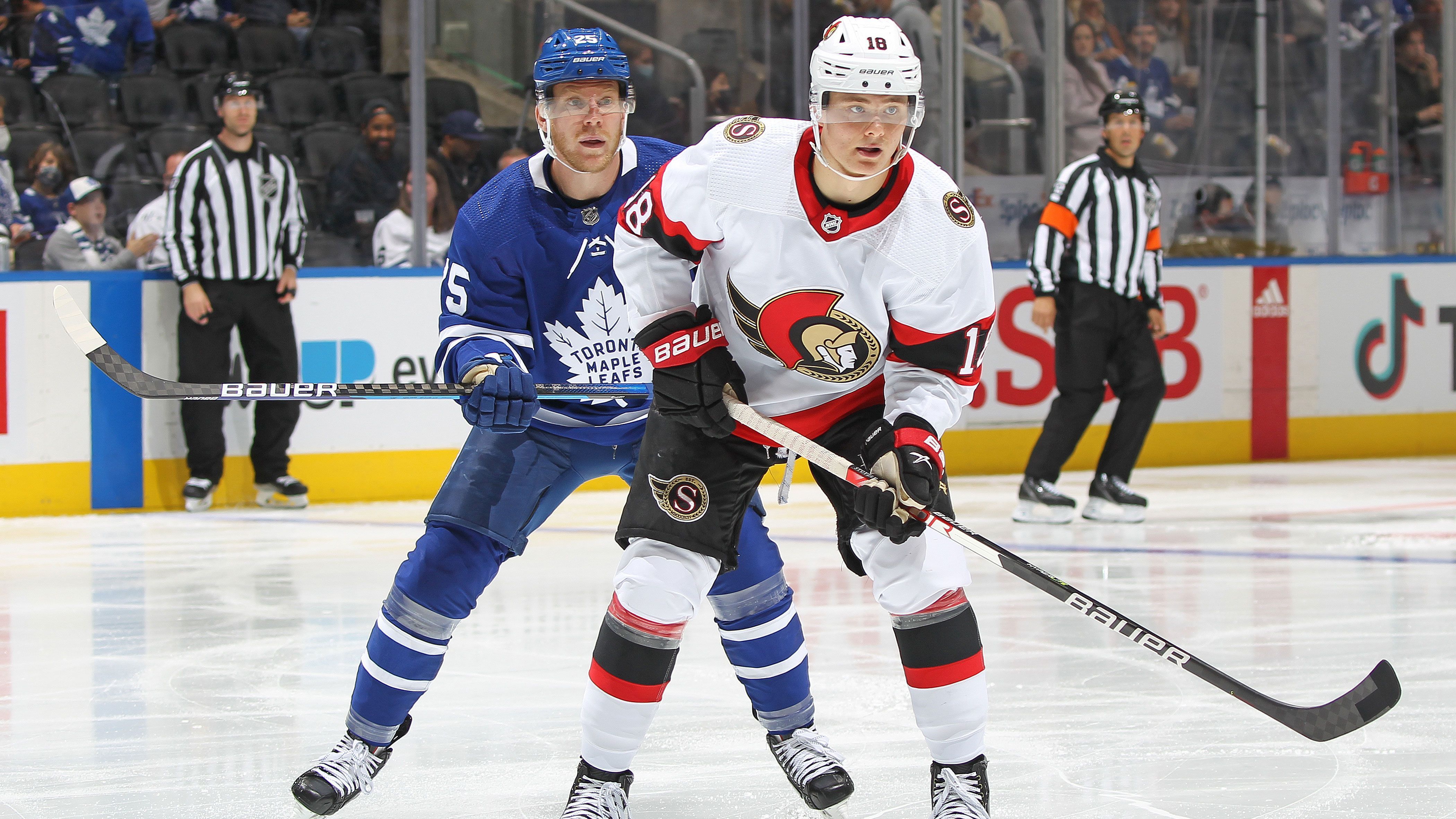 
                <strong>Tim Stützle (Ottawa Senators) </strong><br>
                Ebenfalls schon drei Mal im Einsatz war Tim Stützle mit den Ottawa Senators. Gleich im ersten Spiel gegen die Toronto Maple Leafs steuerte der Stürmer einen Assist zum 3:2-Erfolg bei. Beim direkten Rematch zwei Tage später zogen die Senators aber mit 1:3 den Kürzeren. Stützle verbuchte in seinen rund 20 Minuten auf dem Eis zwei Schüsse und drei Blocks. Im dritten Duell gegen die Dallas Stars war Stützle vor allem körperlich aktiv und teilte vier direkte Hits gegen den Gegner aus. Ein weiterer Punkt für seine Scorerstatistik blieb ihm beim 3:2-Sieg seines Teams aber verwehrt. 
              