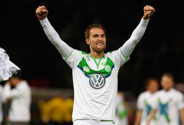 
                <strong>Bas Dost (VfL Wolfsburg)</strong><br>
                Nach Bas Dost sollen sich die Dortmunder Verantwortlichen bereits erkundigt haben. Der Niederländer erzielte 16 Treffer in der Bundesliga für den VfL Wolfsburg. Noch ist man sich beim BVB aber noch nicht sicher, ob er den Verein kontinuierlich verstärken würde.
              