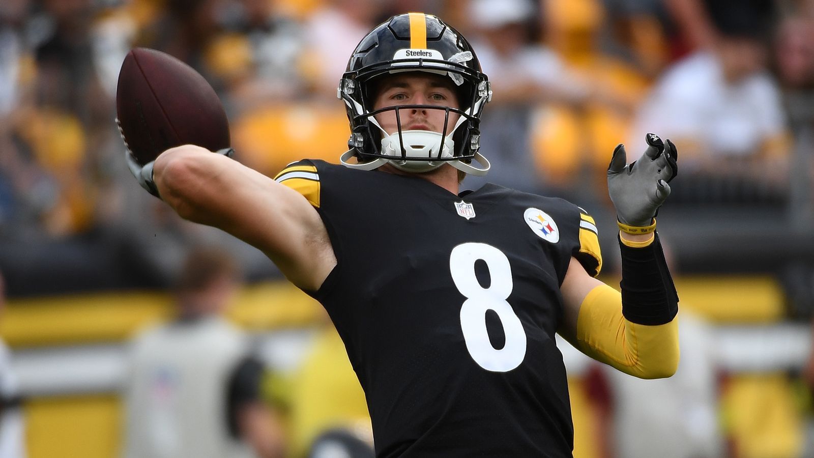 
                <strong>Kenny Pickett (Pittsburgh Steelers)</strong><br>
                Der einzige Quarterback, der im diesjährigen Draft in der ersten Runde (20. Stelle) von den Steelers gedraftet wurde, war Pickett. Im ersten Preseason-Spiel gegen die Seattle Seahawks durfte der Rookie nach seinen Konkurrenten Mitchell Trubisky und Mason Rudolph auch gleich in der zweiten Hälfte ran. Mit Erfolg: Er brachte 13 von 15 Pässen für 95 Yards an den Mann und hatte bei zwei Touchdowns keine einzige Interception zu verbuchen. Seine tolle Leistung wurde durch den Game-Winning-Touchdown zum 32:25 gekrönt.
              