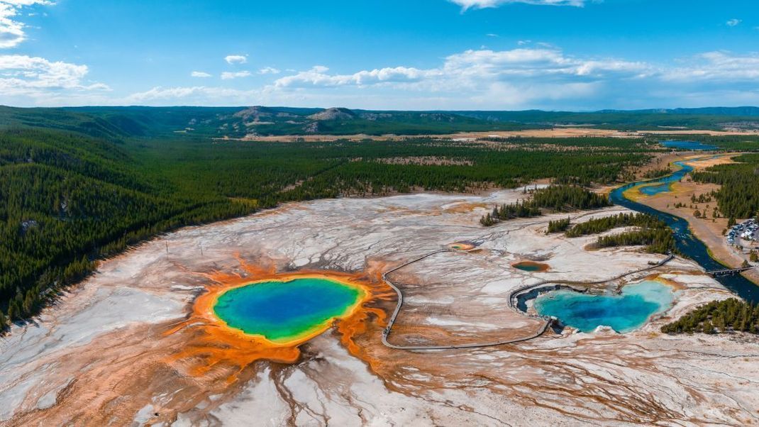 Der Grand Prismatic Spring im Midway Geyser Becken des Yellowstone Nationalparks in Wyoming, USA.