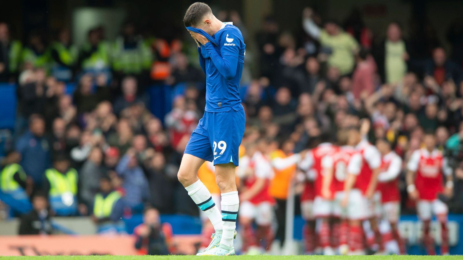 
                <strong>Unterirdische Form</strong><br>
                Haben die "Blues" das Siegen nahezu verlernt? In der Premier League gewann der FC Chelsea lediglich eines seiner jüngsten sieben Spiele (Bilanz: ein Sieg, vier Unentschieden, zwei Niederlagen). Der bislang letzte Auswärtssieg gelang dem Team von Graham Potter Ende Oktober (2:1 bei RB Salzburg in der Champions League). Hinzu kommen zwei Niederlagen im Pokal gegen Manchester City. Im Ligabetrieb sind sie von ihren Zielen ebenfalls weit entfernt und hängen im Tabellen-Mittelfeld fest.
              