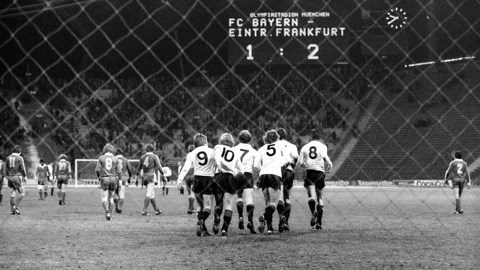 
                <strong>FCB-SGE-1977-UEFA-Cup</strong><br>
                UEFA-Pokal, 1977/78: Eintracht Frankfurt - Bayern München 4:0 / 2:1 - Klare SacheEs war die Saison, in der die Bayern ihre schlechteste Bundesliga-Platzierung überhaupt einfuhren. Am Ende stand Rang 12. Auch international lief es nicht rund. Im Achtelfinale des UEFA-Cups blieben die Bayern chancenlos. Schon nach dem 0:4 im Hinspiel (Tore: Grabowski, Hölzenbein, Kraus und Skala) war die Sache entschieden. Auch das Rückspiel gewann die Eintracht (Bild). 
              