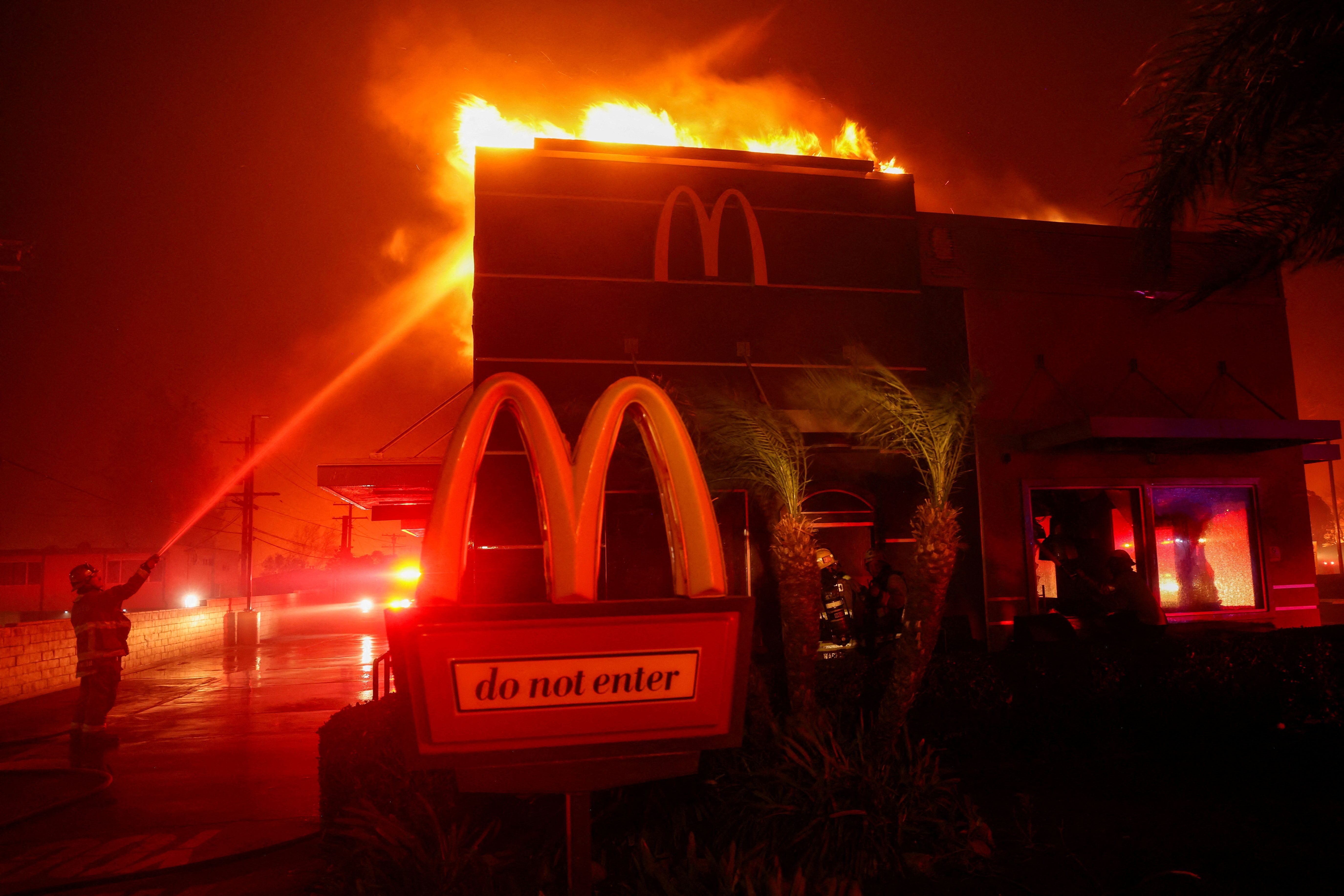 Eine McDonalds Filiale steht komplett in Flammen.