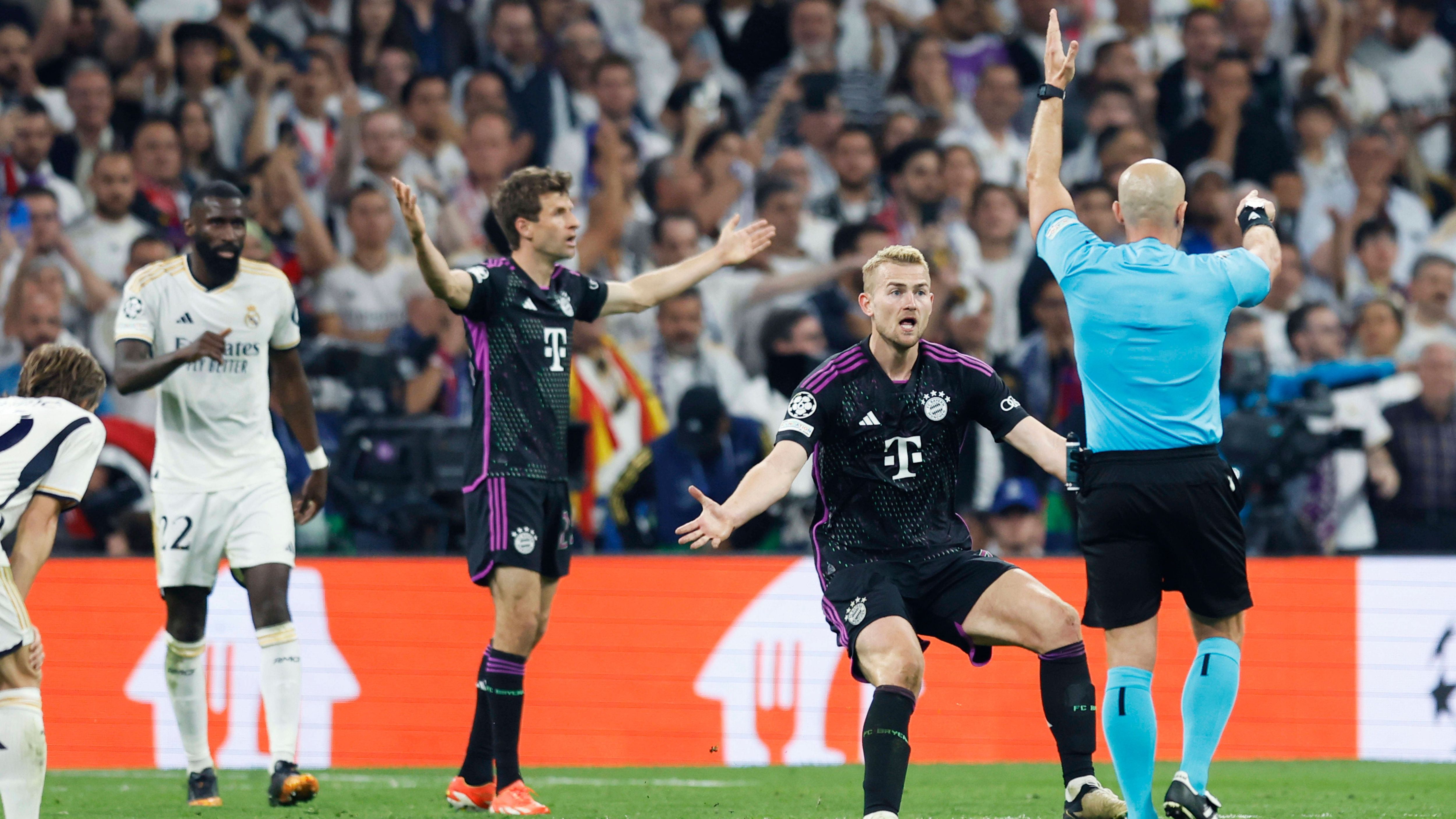 <strong>BILD (Deutschland)</strong><br>Skandal-Szene in der 104. Minute: Alle waren für ein deutsches Finale, außer der Schiedsrichter.