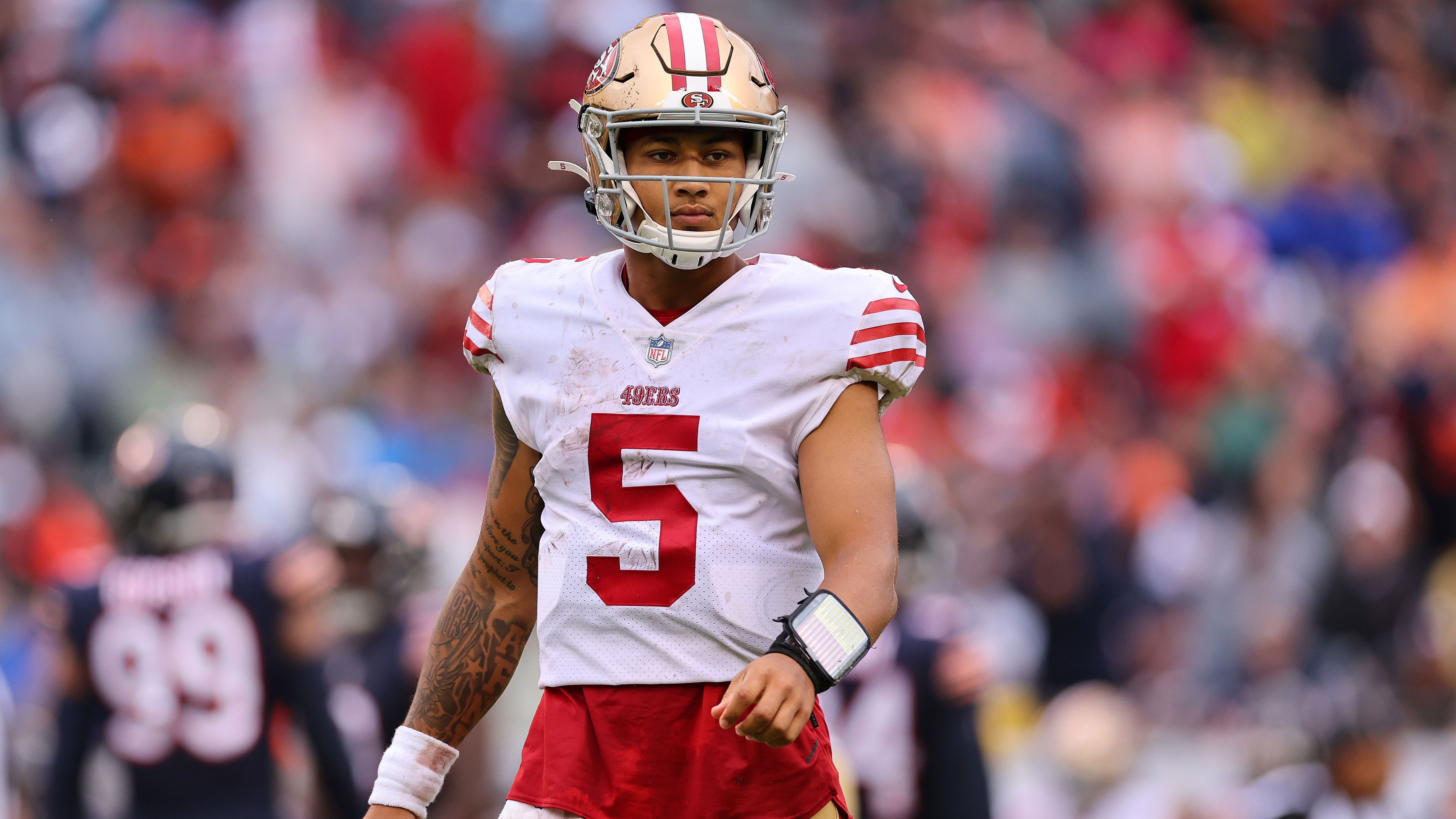 
                <strong>Trey Lance (San Francisco 49ers)</strong><br>
                Sollte man im Draft nicht fündig werden, könnte sich auch ein Blick zu den San Francisco 49ers für einen Trade lohnen. Zwar wurde ein offener Dreikampf um den Starter-Posten im Team ausgerufen, der ehemalige "Mister Irrelevant" Brock Purdy sollte nach seiner Verletzungsrückkehr allerdings wieder die Nummer eins im Team sein. Dementsprechend könnte Trey Lance, immerhin der Nummer-3-Pick von 2021, womöglich in Kürze auf dem Markt landen. Der 22-Jährige saß in seiner Debüt-Saison noch hinter Jimmy Garoppolo auf der Bank und verpasste fast die gesamte letzte Saison aufgrund einer in Woche zwei erlittenen Sprunggelenksverletzung. NFL-Network-Experte Michael F. Florio brachte die 49ers zudem in Tom E. Curran's "Patriots Talk Podcast" als möglichen Trade-Partner für New England ins Spiel, nachdem San Franciscos Head Coach Kyle Shanahan Jones beinahe im Draft vor zwei Jahren anstelle von Lance an Position drei ausgewählt haben soll.
              