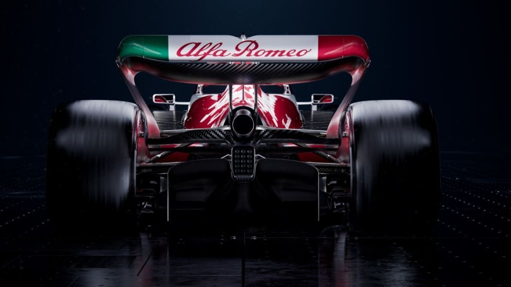 
                <strong>Alfa Romeo C42 </strong><br>
                Der neue Alfa Romeo C42 glänzt dabei mit schlichtem Design in den Teamfarben Weinrot und Weiß. Am Heck-Spoiler lässt sich mit der grün-weiß-roten Flagge eine Hommage an den italienischen Autohersteller Alfa Romeo wiederfinden. Die Fans zeigten sich vom neuen Bottas-Auto verzückt: "Das ist womöglich das schönste Auto in dieser Saison", schrieb ein User auf "Twitter" unter das Bild und erntete einige Likes. 
              