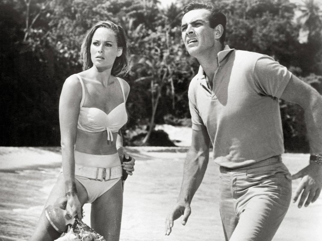 Sean Connery und Ursula Andress bei den Dreharbeiten zum ersten Bondfilm "007 jagt Dr. No" 1961.