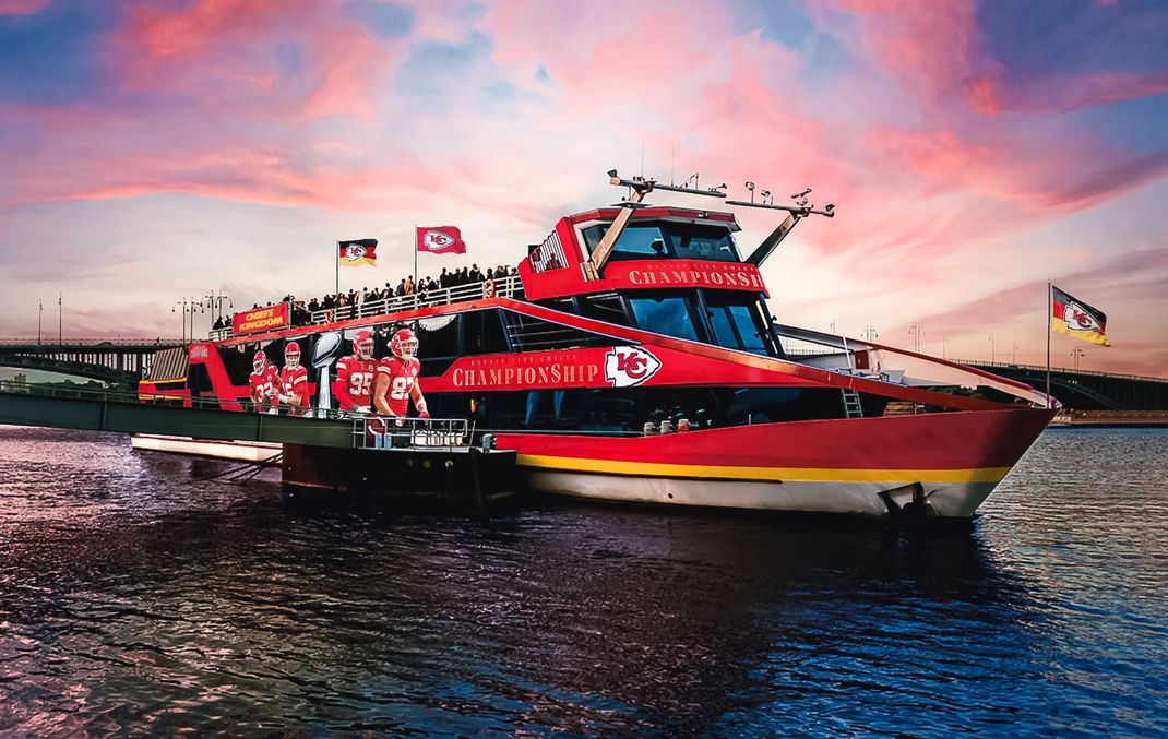 Die Kansas City Chiefs legen mit einem Schiff in Frankfurt an