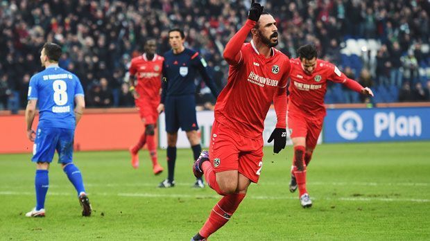 
                <strong>Hugo Almeida (Hannover 96)</strong><br>
                Sturm: Hugo Almeida. Der Bundesliga-Rückkehrer könnte unter seinem einstigen Werder-Trainer Thomas Schaaf in Hannover noch einmal aufblühen. Das ist auch dringend notwendig nach zwei Niederlagen in der Rückrunde. Dass allerdings Almeida noch für Tore gut ist, zeigte der Routinier bei der 1:2-Heimniederlage gegen Darmstadt, als der Angreifer gleich bei seinem Hannover-Debüt traf.
              