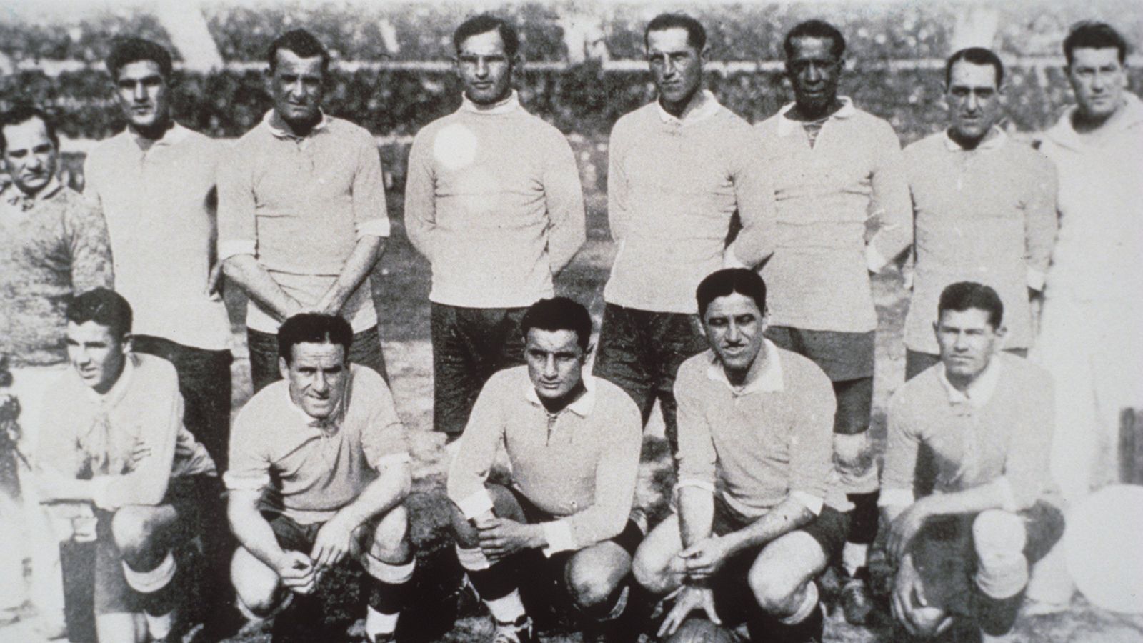 
                <strong>WM 1930 - Uruguay</strong><br>
                13 Nationen brachen 1930 zur Reise nach Uruguay auf, um an der ersten Fußball-Weltmeisterschaft überhaupt teilzunehmen. Letztendlich konnte der Gastgeber aus Uruguay jedoch die erste WM für sich entscheiden, nachdem im Finale Argentinien mit 4:2 besiegt werden konnte. In Uruguay wurde in Folge der nächste Tag zum Nationalfeiertag erklärt. 
              