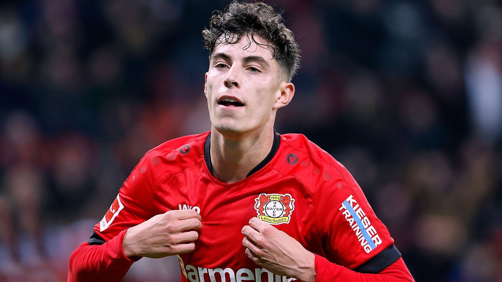
                <strong>Kai Havertz </strong><br>
                Seit Monaten buhlen die Münchner um das Ausnahmetalent von Bayer Leverkusen, bis jetzt allerdings ohne Erfolg. Der 20-jährige spielt die Saison seines Lebens und möchte im Sommer den nächsten Karriereschritt wagen, trotz eines noch laufenden Vertrags bis 2022. Zurzeit scheint das Interesse der Bayern allerdings abzuflachen, so könne sich Uli Hoeneß eine Verpflichtung von Havertz gerade "nicht vorstellen". Auch Real Madrid, Manchester City und der FC Liverpool bemühen sich um die Unterschrift des Spielmachers.
              