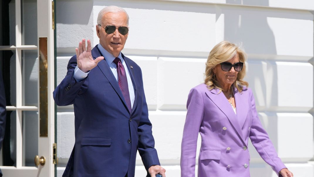 Joe Biden, Präsident der USA, und Jill Biden, First Lady der USA, verlassen das Weiße Haus und gehen an Bord von Marine One auf dem South Lawn.&nbsp;