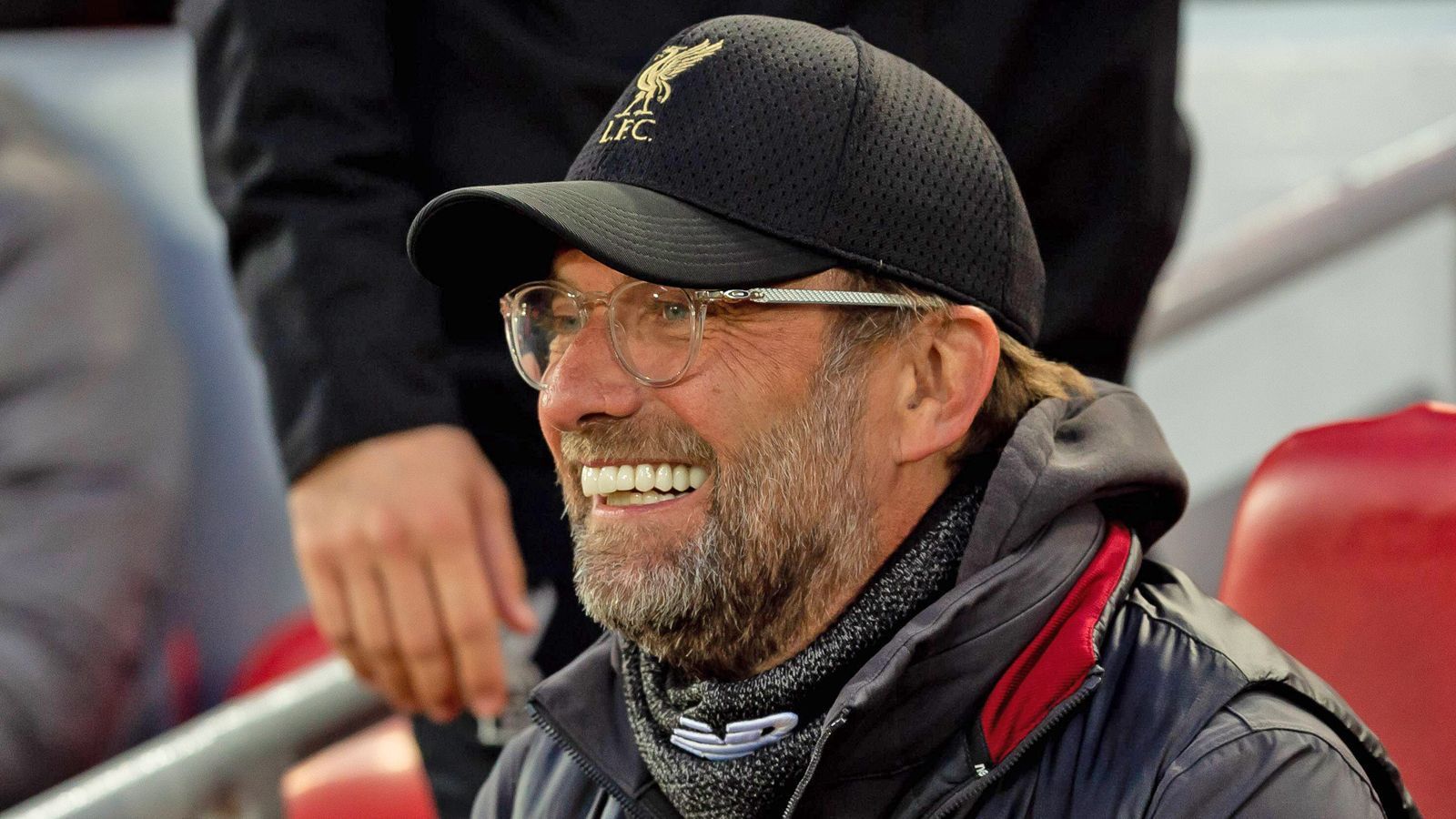 
                <strong>Jürgen Klopp (FC Liverpool)</strong><br>
                Damit hat van Dijk zwar immer noch das fünfthöchste Gehalt in Liverpool, landet aber sogar hinter seinem eigenen Coach! Jürgen Klopp soll die Reds laut "vermoegenmagazin.com" jährlich rund 10 Millionen Euro kosten und liegt damit auf Rang vier der Liverpooler Gehaltsliste. Vor dem Trainer platzieren sich übrigens nur die drei Top-Stürmer Mo Salah, Sadio Mane und Roberto Firmino.
              