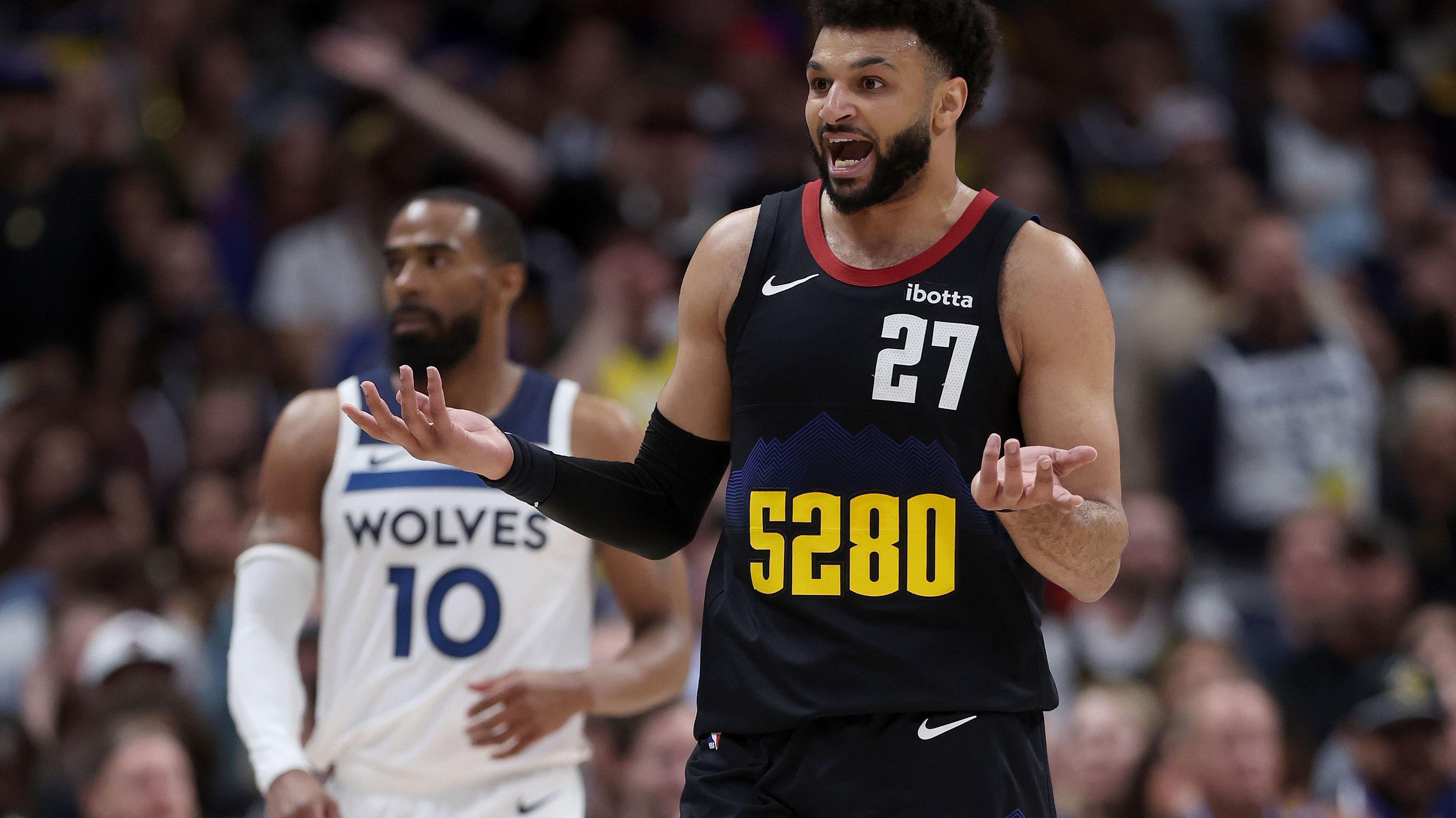 <strong>Die höchsten Geldstrafen der NBA-Historie</strong><br>Nach dem zweiten Playoff-Spiel gegen Minnesota macht sich beim Champion Frust breit. Nuggets-Guard Jamal Murray ließ sich bei der 80:106-Pleite auf der Bank sitzend dazu hinreißen, eine Art Heizkissen in Richtung eines Schiedsrichters zu werfen. Dafür setzte es eine 100.000-Dollar-Strafe, aber immerhin keine Sperre.<br><strong>ran zeigt die höchsten Geldstrafen der NBA. (Stand: 08.05.2024)</strong>