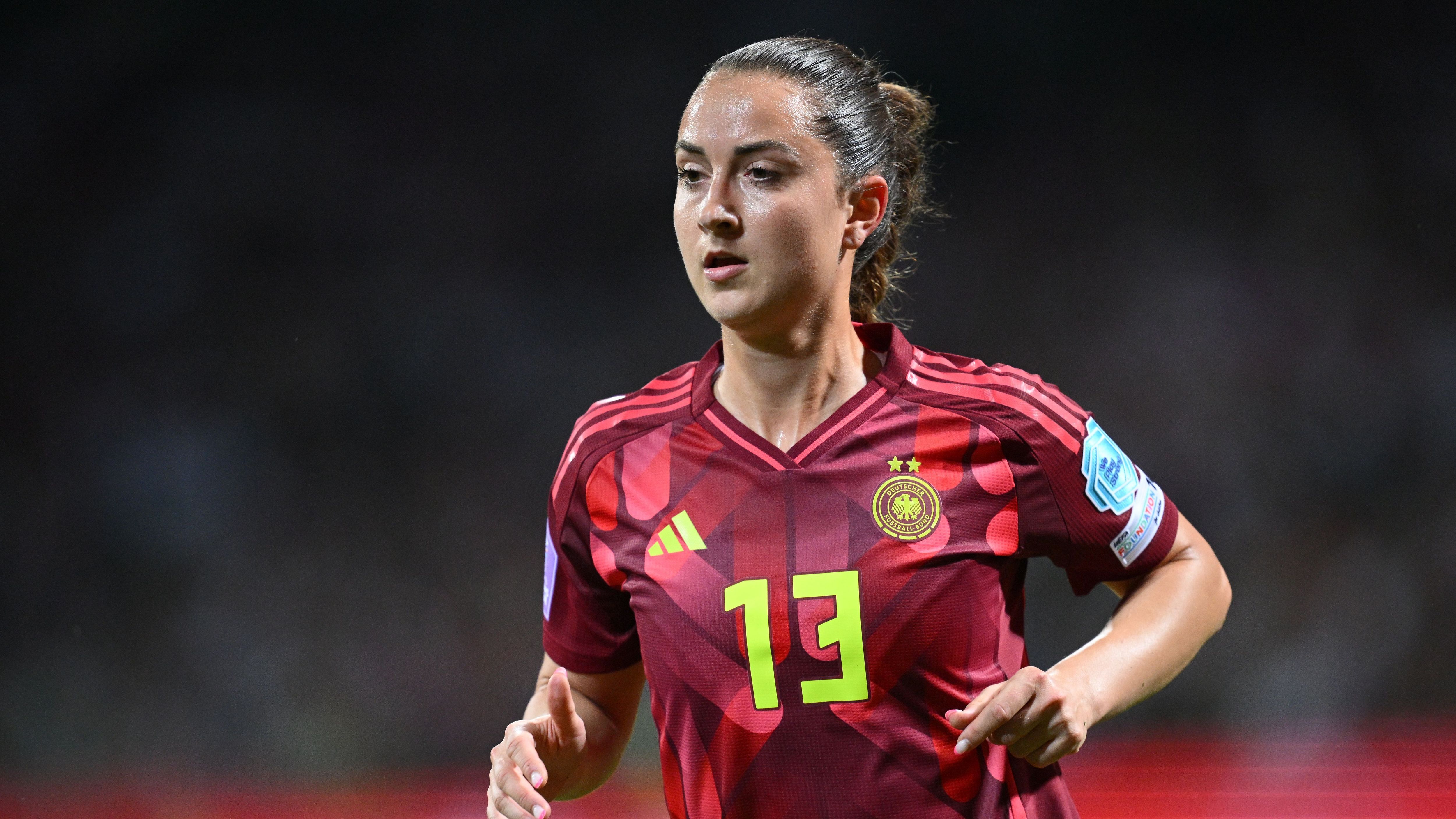 <strong>Sara Däbritz</strong><br>Position: Mittelfeld<br>Verein: Olympique Lyon<br>Länderspiele: 108