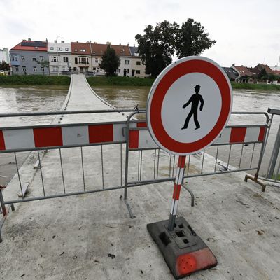 Bei Hochwasser, wie aktuell in Teilen Europas und Deutschland, gelten verschiedene Warnstufen und entsprechende Handlungsanweisungen.