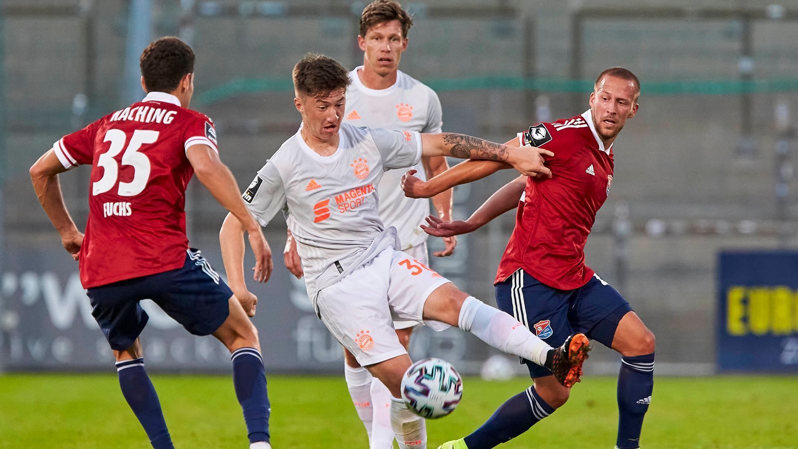 
                <strong>Angelo Stiller</strong><br>
                Stiller gibt sich auf "dfb.de" zurückhaltend: "Es ist natürlich ein ganz anderes Niveau mit nur Nationalspielern auf dem Platz. Das Tempo ist schon enorm, man muss immer 100-prozentig konzentriert sein. Jeder Fehler wird eiskalt bestraft." Trainer Hansi Flick habe ihm und den übrigen jungen Spielern geraten, "dass wir Selbstvertrauen haben und uns zeigen sollen." Erst im September debütierte Stiller für die deutsche U20-Nationalmannschaft. Sein Vertrag in München läuft allerdings nur noch ein Jahr. Die neue Saison könnte somit zukunftsweisend für ihn sein.  
              