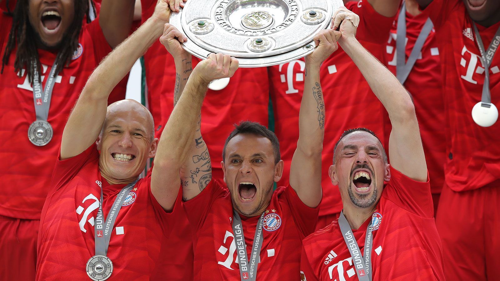 
                <strong>Rafinha (Juli 2011 - Juni 2019 )</strong><br>
                Seine Titelsammlung kann sich sehen lassen. Rafinha wird mit Bayern sieben Mal in Folge Deutscher Meister, ist 2013 Teil der Triple-Mannschaft und holt viermal den DFB-Pokal. Standesgemäß verabschiedet er sich gemeinsam mit Franck Ribery und Arjen Robben im Mai 2019 mit dem Double. Heute spielt er in seiner Heimat bei Flamengo.
              