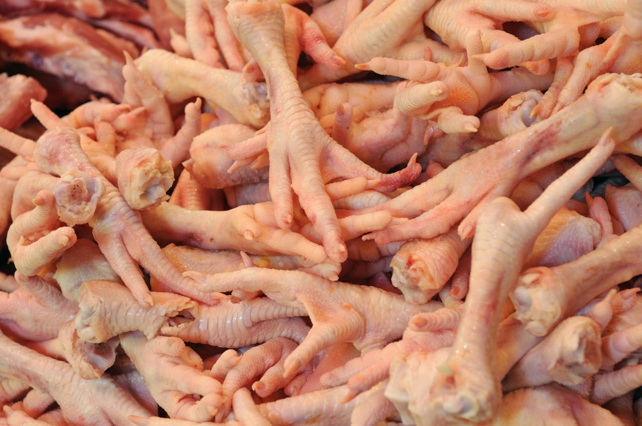 Auf chinesischen Märkten gibt es oft Hühnerfüße zu kaufen. Frittiert gelten sie in vielen Ländern als köstlicher Snack. 