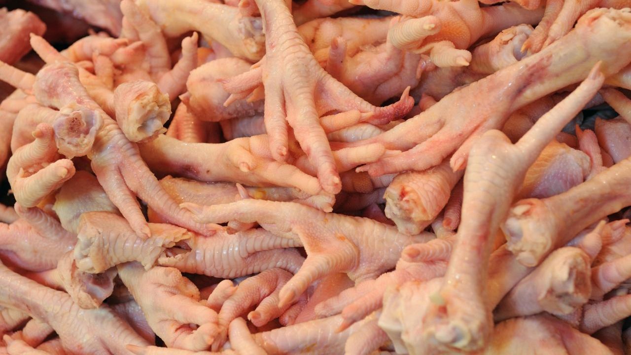 Auf chinesischen Märkten gibt es oft Hühnerfüße zu kaufen. Frittiert gelten sie in vielen Ländern als köstlicher Snack.