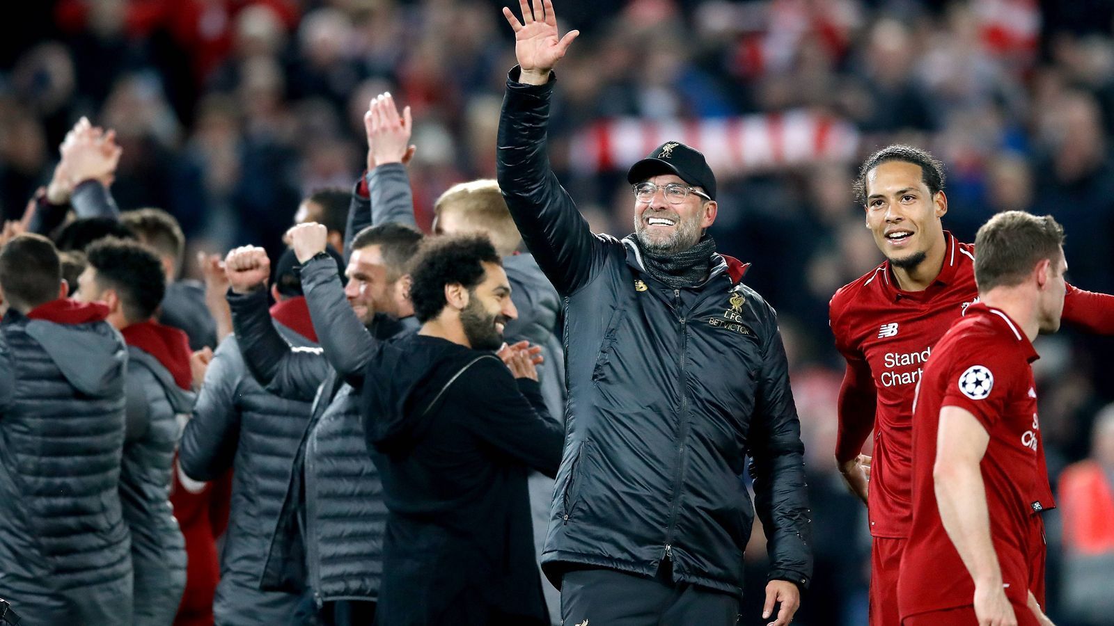 
                <strong>Legendärer Sieg</strong><br>
                Sein erstes "Meisterstück" machte Klopp im Mai 2019. In Barcelona gingen die Reds im Halbfinale der Champions League unter. Im Rückspiel drehte die Klopp-Truppe das Ganze in ein 4:0 - ein magischer Moment, die Grundlage für den ersten Titel.
              