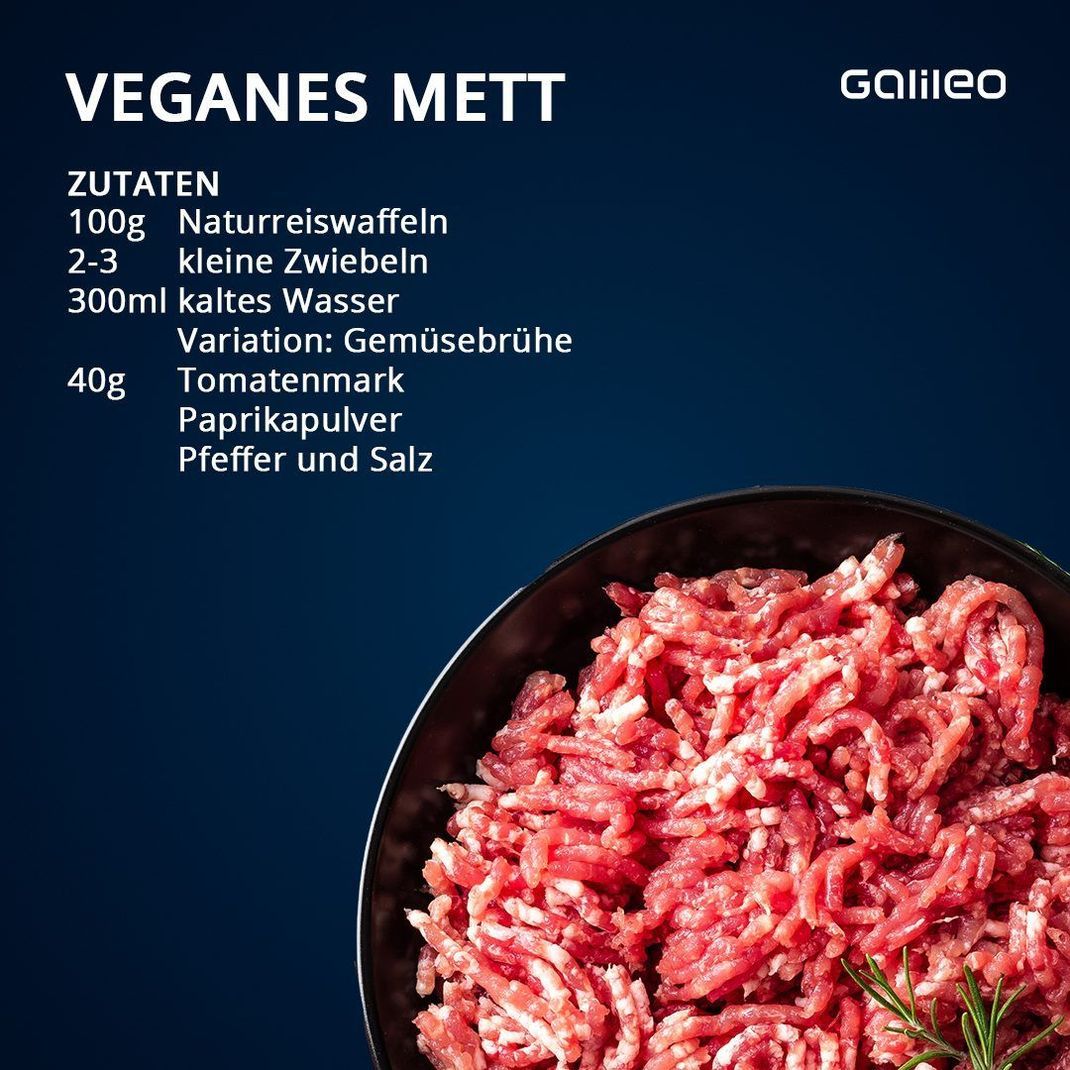Lust auf ein veganes Mett-Brötchen? Wie du das aus veganem Fleischersatz selbst machen kannst, zeigen wir dir hier.
