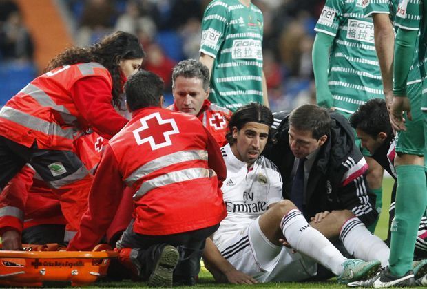 
                <strong>Dezember 2014: Gehirnerschütterung</strong><br>
                Seit langem zurück in der Startelf und wieder verletzt sich Sami Khedira: Im Pokalspiel gegen UE Cornella stößt er mit seinem Kopf mit einem Spieler der gegnerischen Mannschaft zusammen. Wenige Minuten nach seiner Behandlung muss Khedira ausgewechselt werden. 
              