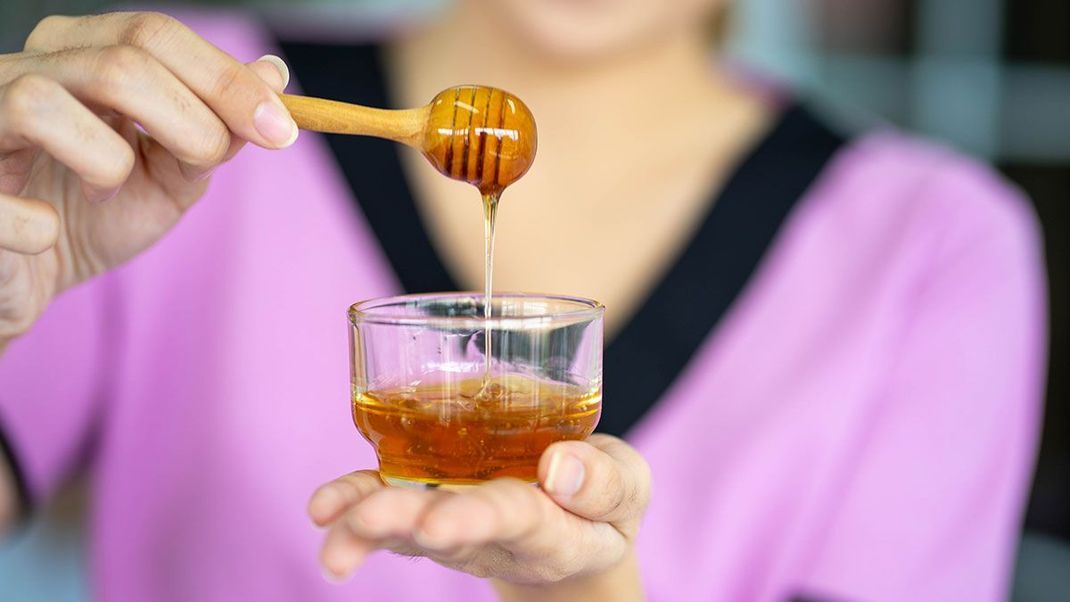 Wundermittel für den ganzen Körper? Manuka Honig aus Neuseeland soll bei Unreinheiten, Entzündungen und auch Akne helfen.