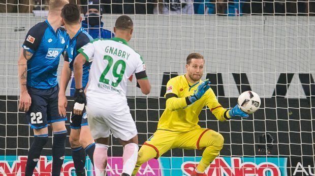 
                <strong>Wechsel zu 1899 Hoffenheim</strong><br>
                Serge Gnabry soll der Wunschspieler von Trainer Julian Nagelsmann sein, berichtete die "Sportbild". Demnach sei sich der Offensivspieler bereits mit Hoffenheim einig. Für eine Champions-League-Teilnahme wollen sich die Kraichgauer offenbar verstärken, offensiv sieht Nagelsmann angeblich mehrere Optionen: Gnabry könnte auf der (linken) Außenbahn oder in der Sturmzentrale spielen, etwa als Backup für Andre Kramaric, Adam Szalai oder Sandro Wagner. Durch die mögliche Dreifachbelastung ist es wahrscheinlich, dass Nagelsmann öfter rotieren wird.
              